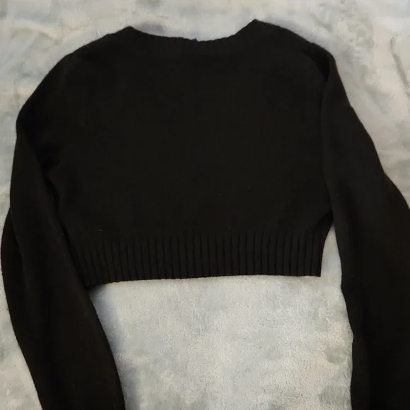 DIVIDED & H&M BLACK LONG SLEEVE CROPPED SWEATER SIZE S - Picture 3 of 3